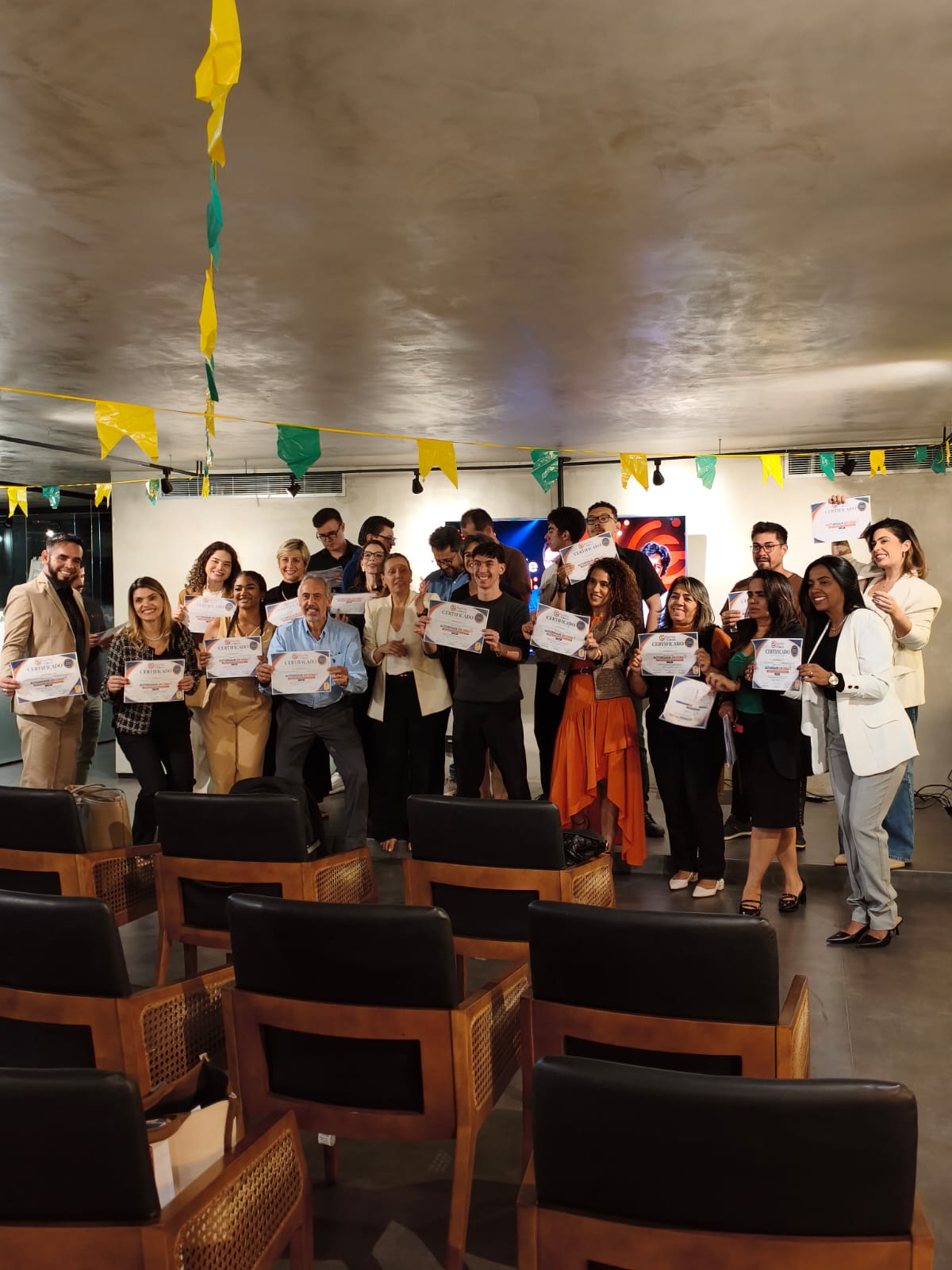 Participante recebendo o certificado oficial