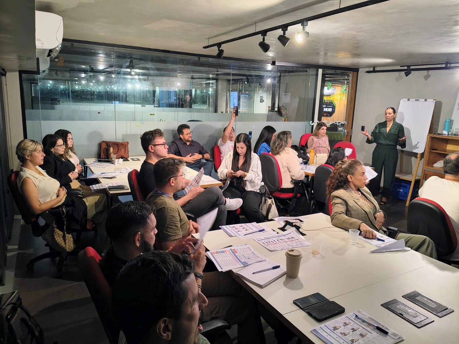 Participantes praticando oratória e dinâmicas